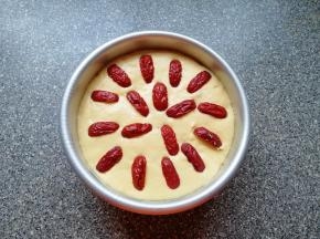 发酵好的发糕放上红枣装饰，凉水上锅，上汽后转中火蒸半个小时，焖3-5分钟出锅。