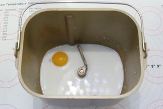 先将液体放入面包机桶内。