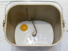 先将液体放入面包机桶内。