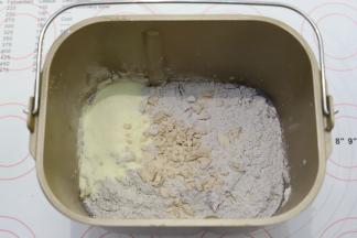 再将粉类和其它原料（除黄油）放入面包机桶内。