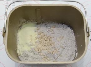 再将粉类和其它原料（除黄油）放入面包机桶内。