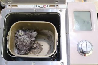 启动面包机，设置和面程序，时间设置为20分钟，启动。