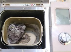 启动面包机，设置和面程序，时间设置为20分钟，启动。