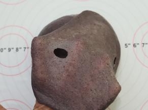 检测面团状态，切一小块面团搓圆，静置一下，能拉出如图一样有韧性不易破的手套膜（完全扩展状态）