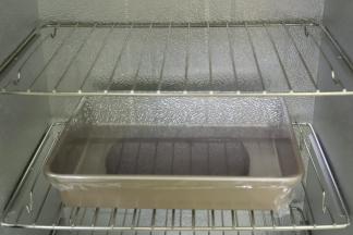 将面团取出，搓圆放入盆内，盖上保鲜膜进行一发（室温28度），大概40-50分钟