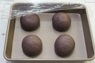 面团取出轻压排气，平均分成4份，分别搓圆，静置20分钟