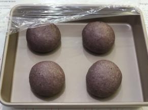 面团取出轻压排气，平均分成4份，分别搓圆，静置20分钟