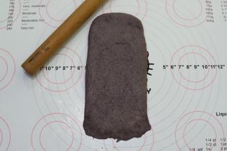 上下擀成牛舌状。