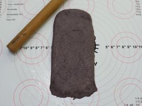 上下擀成牛舌状。