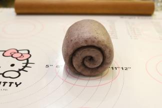 再次上下擀成牛舌状，从上往下卷好，圈数在2.5圈为佳