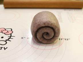 再次上下擀成牛舌状，从上往下卷好，圈数在2.5圈为佳