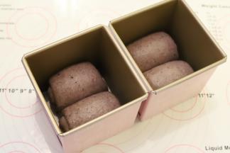 同个方向，依次放入2个学厨水立方吐司模内