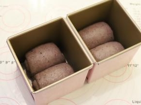 同个方向，依次放入2个学厨水立方吐司模内