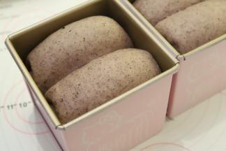 发至模具八至九成模高（轻按面包胚，会缓解回缩即可）