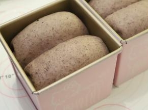 发至模具八至九成模高（轻按面包胚，会缓解回缩即可）