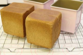 出炉马上脱模，放晾架上放至手温后密封保存