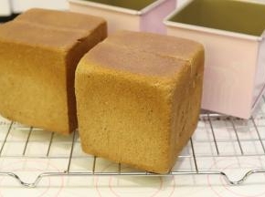 出炉马上脱模，放晾架上放至手温后密封保存