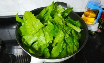 锅里热油放入蒜片爆出香气，再倒入油麦菜