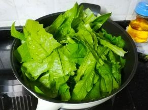 锅里热油放入蒜片爆出香气，再倒入油麦菜