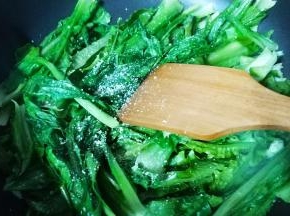 翻炒均匀放入盐、糖继续炒均匀