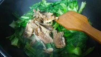 倒入一罐豆豉鲮鱼