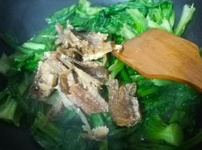 倒入一罐豆豉鲮鱼