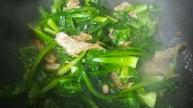 炒均匀，让每根菜都沾上鱼油，这样油麦菜才够甘香