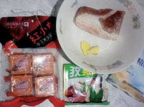 准备食材:首先说一下【遇见麻辣先生】红小方火锅底料外观:一包净重320克，大容量，至少可制作4次火锅或者自己喜欢的麻辣类食；分块装，使用更方便，用不完的不必开封保存更持久。