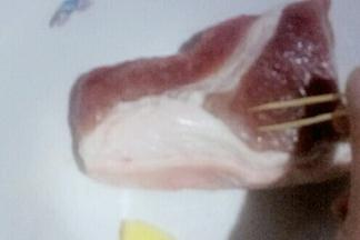 把猪肉用牙签均匀扎上许多小孔，为了更方便腌制入味。