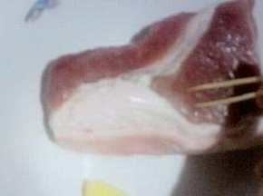 把猪肉用牙签均匀扎上许多小孔，为了更方便腌制入味。