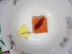 把红小方和姜片一起放在一个大碗中