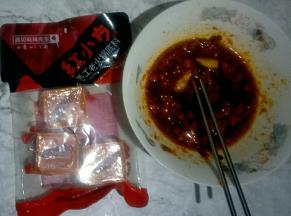 加入开水，用筷子把【遇见麻辣先生】红小方火锅底料戳开，加入盐，搅拌均匀。