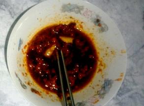 搅拌均匀，诱人红色，香气四溢！遇见麻辣先生，有没有被诱惑到！