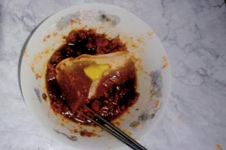 把肉块放入调制好的红小方底料中，密封冷藏腌制12小时(中途翻几次面)