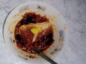 把肉块放入调制好的红小方底料中，密封冷藏腌制12小时(中途翻几次面)
