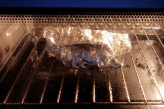 用锡纸包住放入烤箱中层，上下火200度烤50分钟左右。中途翻两次面。【遇见麻辣先生】红小方香味十足，把邻居都给招来啦~