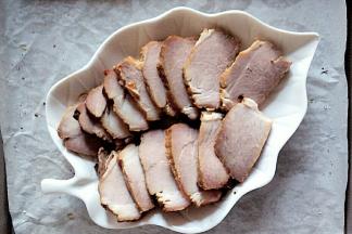 出炉凉透后把肉切成薄片，摆盘。现在也可以吃喽~