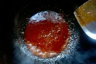 把剩余的【遇见麻辣先生】红小方火底料放入锅中，小火煮至汤汁浓稠，口水继续流淌中，哈哈~