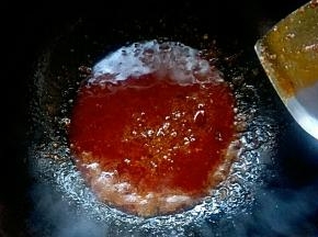 把剩余的【遇见麻辣先生】红小方火底料放入锅中，小火煮至汤汁浓稠，口水继续流淌中，哈哈~