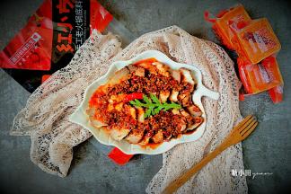 把煮好的底料浇再肉片上，撒适量孜然粉即可