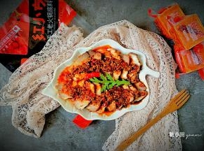 把煮好的底料浇再肉片上，撒适量孜然粉即可