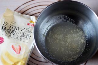 酵母粉溶于温水后将低筋面粉称重准备好