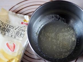 酵母粉溶于温水后将低筋面粉称重准备好