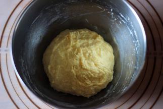 将面团搅拌均匀（发糕面团水份含量高，比较黏）