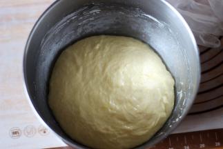 待面团涨至约2倍大时，说明初次发酵完毕