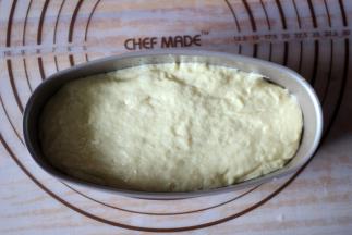 倒入抹油油的模具当中