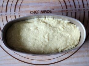 倒入抹油油的模具当中