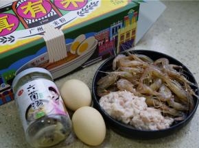 这款汤粉的用料：米粉二块，鸡蛋二个，肉末100克。冷冻白虾100克，六菌汤2茶匙