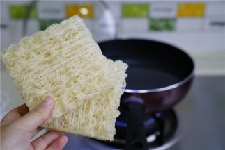 锅里加水煮开，将二块米粉下锅、