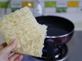 锅里加水煮开，将二块米粉下锅、